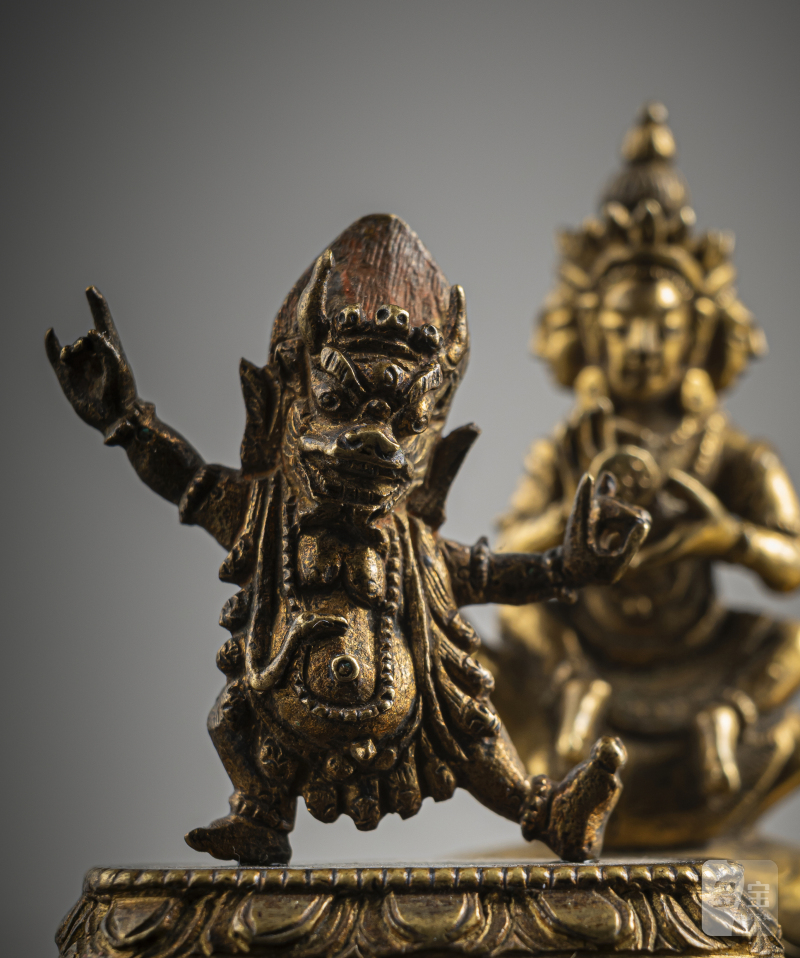 TWO GILT-BRONZE FIGURINES OF A LOCAL DIVINITY AND YAMA - 图5